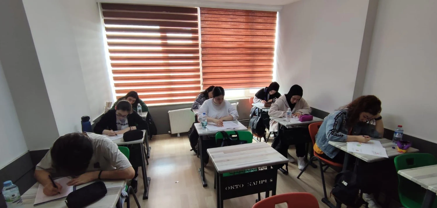 Lise Ara Sınıflar Kursu öğrencilerinin deneme sınavı uygulaması