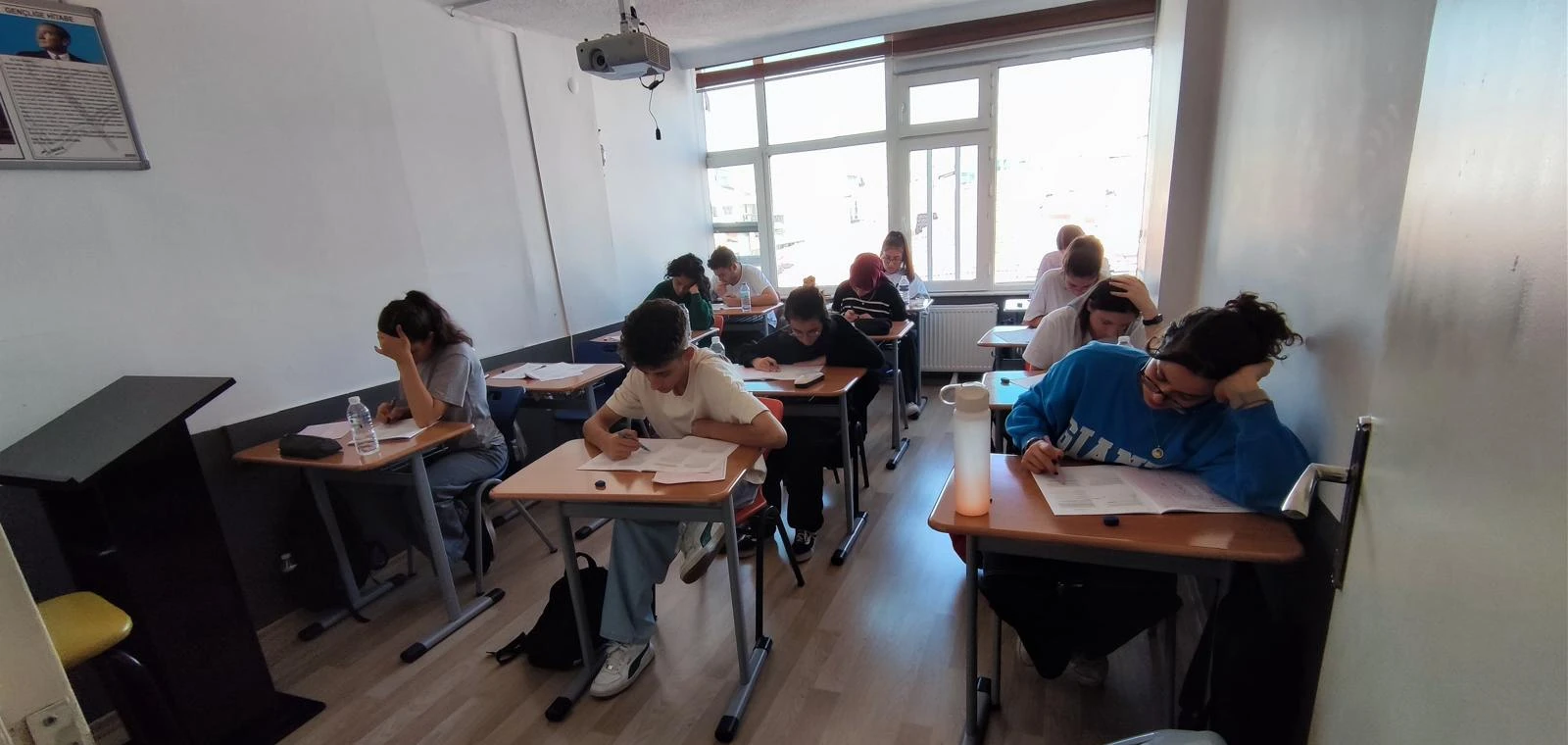 Lise Ara Sınıflar Kursu öğrencileri sınıfta ders çalışırken