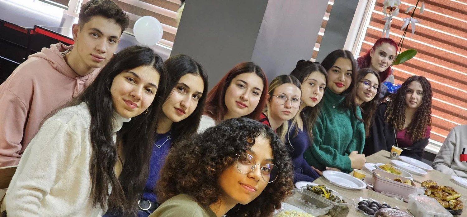 Optimum Başarı lise öğrencileri sınıf ortamında ders çalışırken